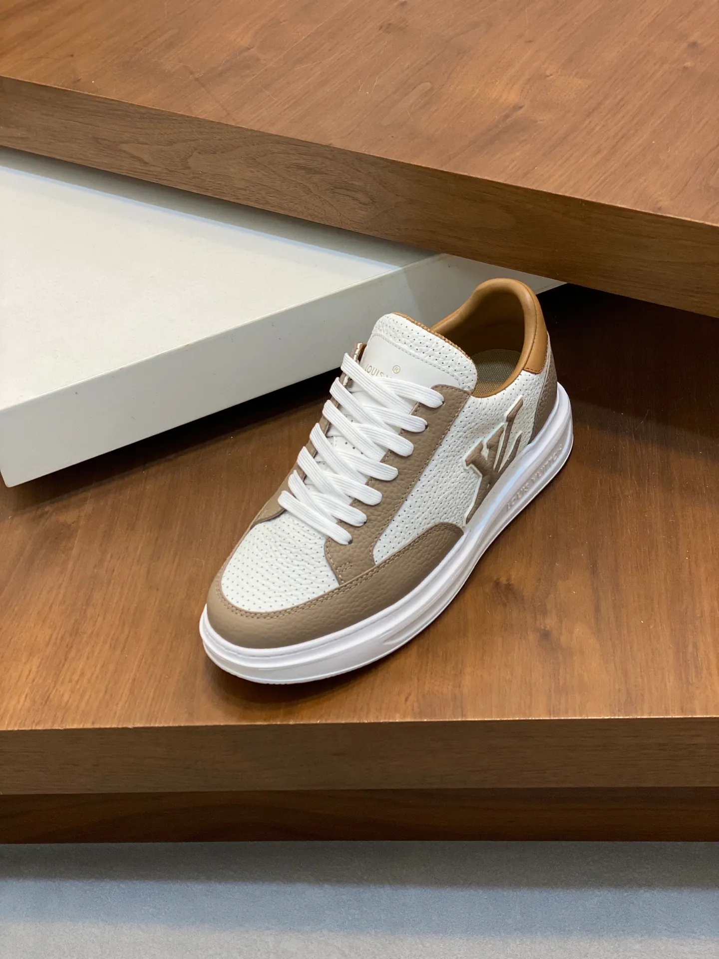 Factory Price: 400💰LV🔍Top Purchasing Agency🇮🇹 Lu Street Boy’s popular sports shoes counter synchronized, uppers imported from Italy cowhide fabric, high-quality complex splicing crafts, imported water-dyed cowhide lining cowhide feet Sole: Original sole provided by the original factory, T men's men's shoes 💰U exclusive movable molded sole, super comfortable, original factory follow-up goods, 🔍🔍high quality, can be entered and exited the counter at will, welcome to compare, code number 39-44 (order 38 45)